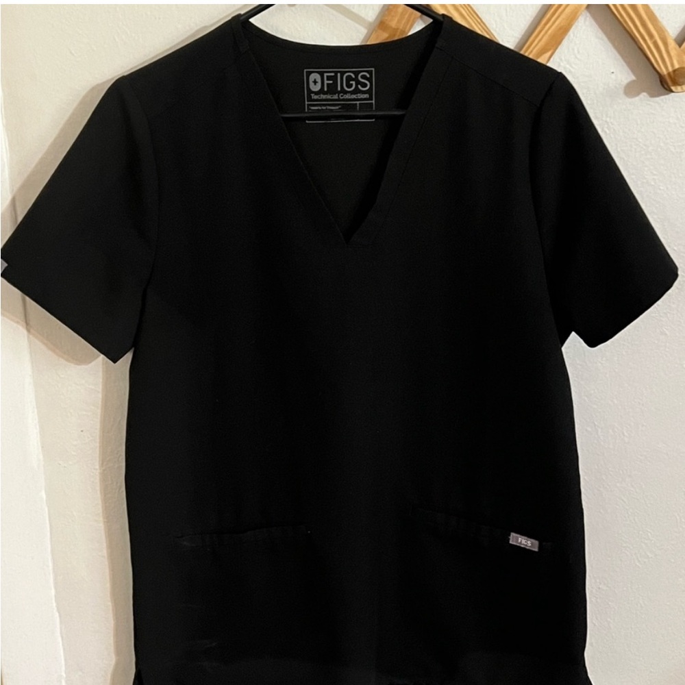 FIGS Catarina One-Pocket Scrub Top-size Small